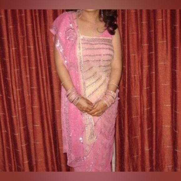 Pink saree with blouse - Picture 2 of 3
